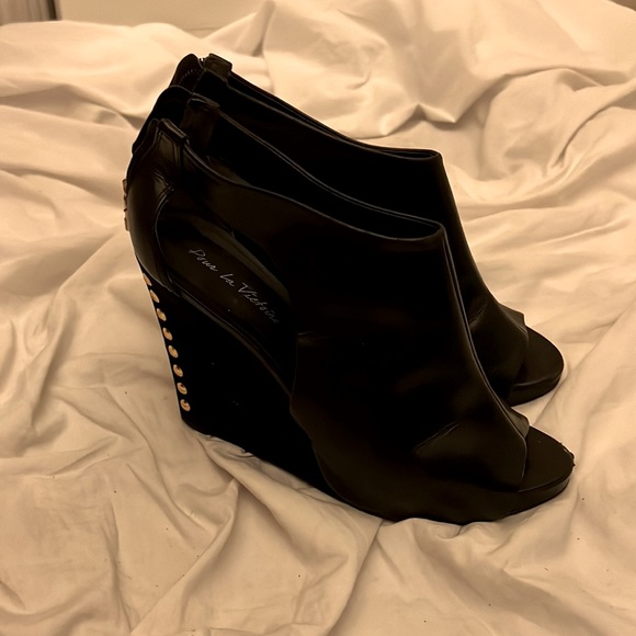 Pour La Victoire Studded Platform Cutout Sandals - Picture 4 of 7